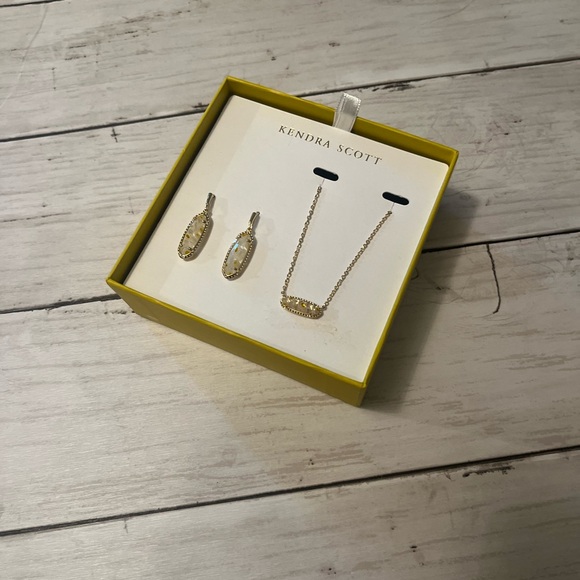 Kendra Scott Golden Earrings & necklace Set - Picture 8 of 8
